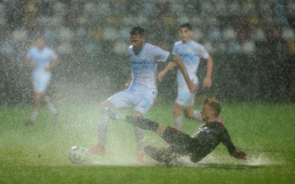 Βρεγμένοι ως το κόκαλο!