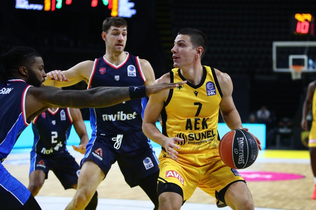 Εμπιστοσύνη σε δύο φιλοξενούμενους