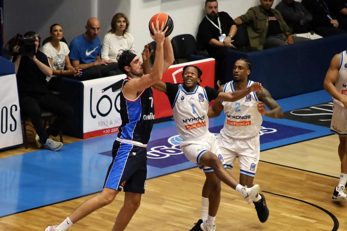 Με φόντο την παραμονή στη Γλυφάδα